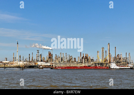 Déchargement de barges à Chevron Oil Refinery (plus grande raffinerie US), fleuve du Mississippi, de la Nouvelle-Orléans, Louisiane Banque D'Images