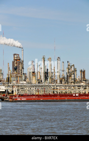 Déchargement de barges à Chevron Oil Refinery (plus grande raffinerie US), fleuve du Mississippi, de la Nouvelle-Orléans, Louisiane Banque D'Images