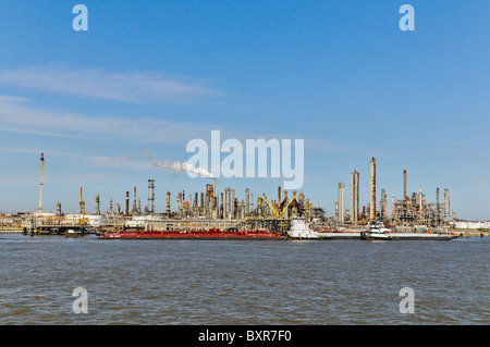 Déchargement de barges à Chevron Oil Refinery (plus grande raffinerie US), fleuve du Mississippi, de la Nouvelle-Orléans, Louisiane Banque D'Images