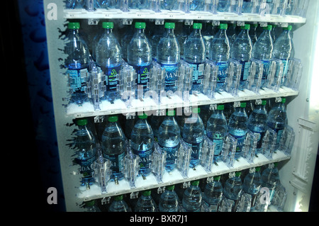 Un distributeur automatique rempli d'eau en bouteille. Banque D'Images