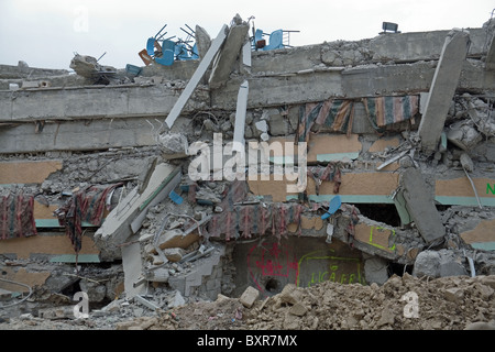 Un collège de sept étages à Port-au-Prince totalement rasée par le tremblement de terre en Haïti du 12 janvier 2010. Banque D'Images