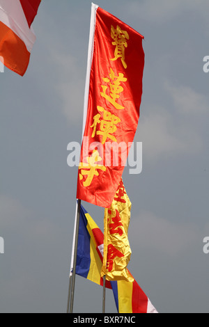 Les drapeaux chinois au monastère Po Lin sur l'île de Lantau à Hong Kong, Chine Banque D'Images