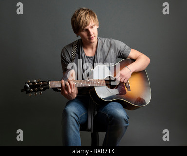 Jeune homme jouant de la guitare Banque D'Images