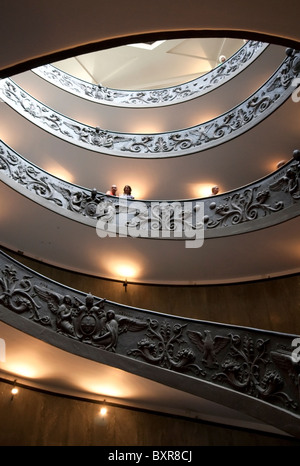 Avis de la spirale (double hélice) escaliers dans les Musées du Vatican à partir de ci-dessous, Cité du Vatican Banque D'Images