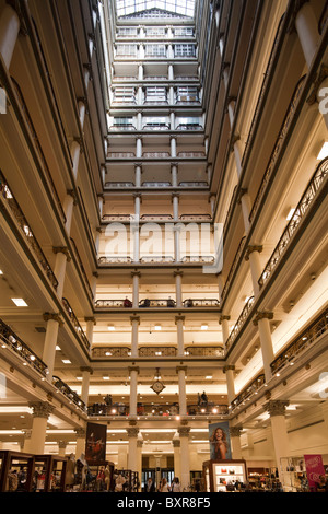 L'intérieur du nord-ouest de l'atrium, Marshall Field and Company Building, maintenant Macy's, State Street, Chicago, Illinois, États-Unis Banque D'Images