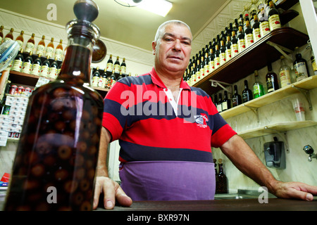 Un homme vend la boisson traditionnelle Ginjinha dans un bar dans le quartier de Baixa de Lisbonne, Portugal. Banque D'Images