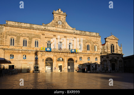 Le Palazzo Municipale (mairie), Ostuni, Pouilles, Italie Banque D'Images