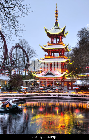 Le restaurant lumineux de Noël tour chinois dans Tivoli Copenhague Banque D'Images