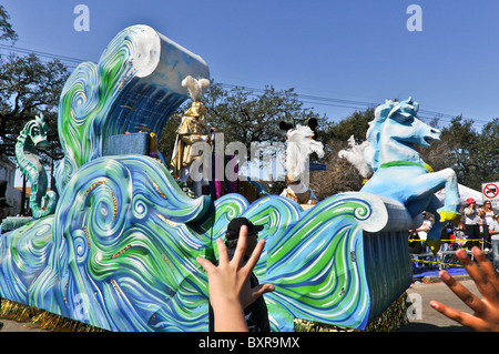 Le capitaine de l'Okeanos flottent dans Krewe of parade d'Okeanos, Mardi Gras 2010, La Nouvelle-Orléans, Louisiane Banque D'Images