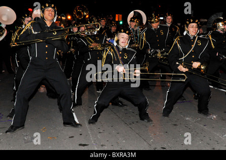 Les membres au cours de danse jazz parade Endymion, Mardi Gras, La Nouvelle-Orléans, Louisiane Banque D'Images