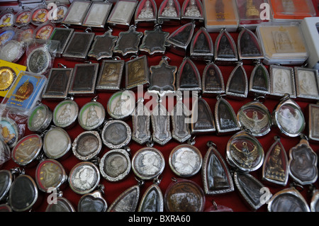 Amuletts bouddhiste sur un marché à Bangkok Banque D'Images