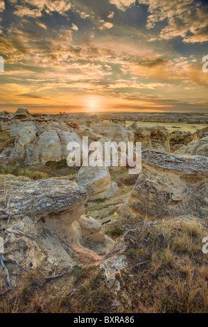 Cheminées au lever du soleil, Vertical, Writing-on-Stone Provincial Park, Alberta, Canada Banque D'Images