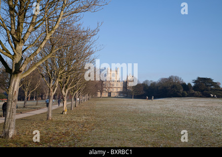 Avec la communauté de Wollaton Hall gardens au premier plan sur un jour hivers Nottingham England UK Banque D'Images