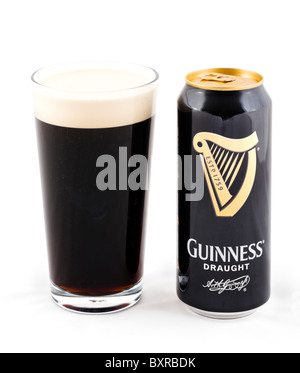 Pouvez et verre de bière Guinness, UK Banque D'Images