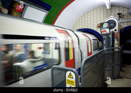 Un train de tube de quitter la station de métro Piccadilly, London, England, UK Banque D'Images