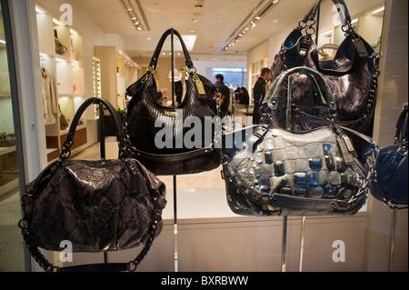 L'entraîneur a conserver dans le Time Warner Center à New York le dimanche 2 janvier 2011. (© Richard B. Levine) Banque D'Images