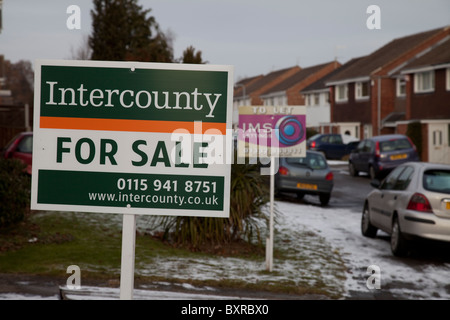 Deux signes en vente pour les maisons voisines dans une rue résidentielle de Nottingham England UK Banque D'Images