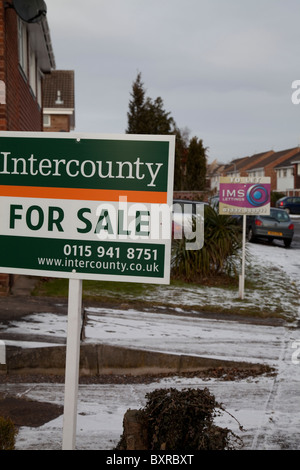 Deux signes en vente pour les maisons voisines dans une rue résidentielle de Nottingham England UK Banque D'Images