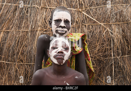 Les Nyangatom (Bumi) deux garçons avec leur visage peint, vallée de la rivière Omo, en Ethiopie du sud Banque D'Images