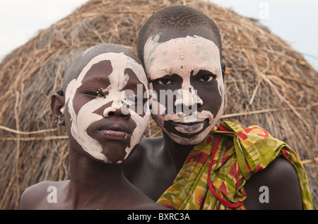 Les Nyangatom (Bumi) deux garçons avec leur visage peint, vallée de la rivière Omo, en Ethiopie du sud Banque D'Images