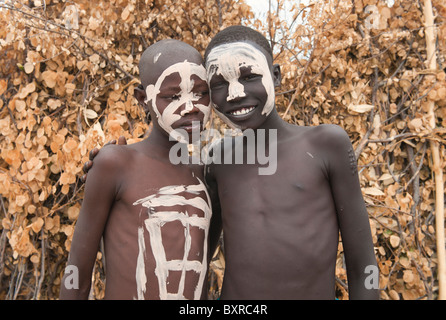 Les Nyangatom (Bumi) deux garçons avec leur visage peint, vallée de la rivière Omo, en Ethiopie du sud Banque D'Images