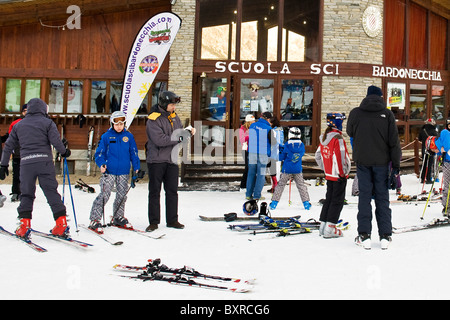 École de ski, Bardonecchia, province de Turin, Piémont, Italie Banque D'Images