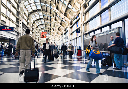 CHICAGO, ILLINOIS : Chicago O'Hare International Airport terminal avec le déplacement d'affaires l'exercice et en tirant avec une assurance de se dépêcher Banque D'Images