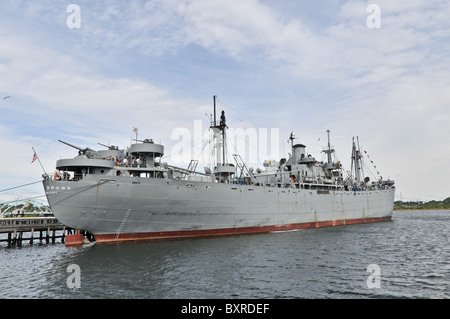 Vue arrière du SS John W. Brown rétablie 1939-45 Liberty Ship de Baltimore, Maryland amarré à Providence, RI Banque D'Images