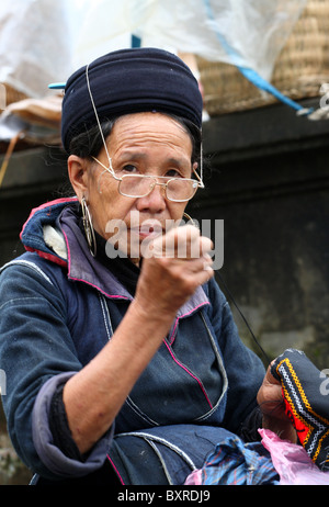 La tribu Hmong noirs minoritaires ethniques vêtements couture à Sapa, Vietnam du Nord Banque D'Images