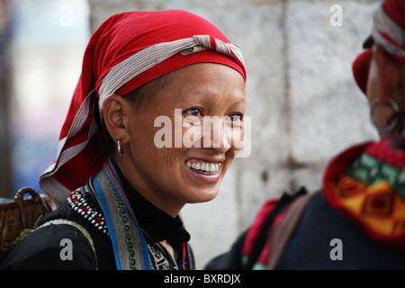 Red Dao Hill tribu/ethnique minorité tribale femelle à Sapa, au nord du Vietnam Banque D'Images