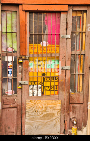 Fermé boutique porte avec quatre écluses détail architectural, Quartier français, la Nouvelle Orléans, Louisiane Banque D'Images