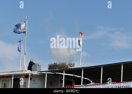 Femme jouant de calliope sur toit de bateau à vapeur Natchez avant le départ, le Mississippi River, New Orleans, Louisiane Banque D'Images