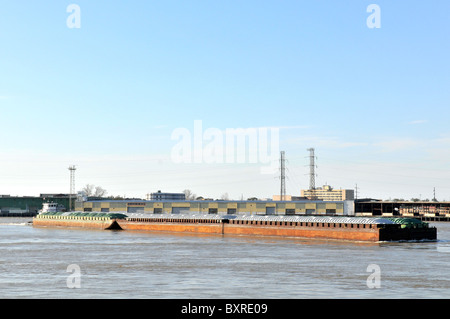 Remorqueur pousser des barges à grains, Mississippi, New Orleans, Louisiane Banque D'Images