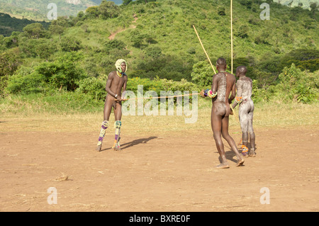 Donga stick fighters, tribu Surma, Tulgit, rivière Omo valley, l'Ethiopie Afrique Banque D'Images