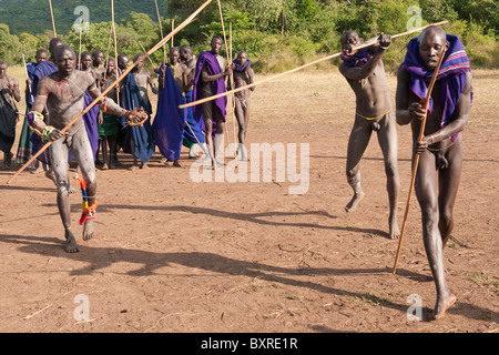 Donga stick fighters, tribu Surma, Tulgit, rivière Omo valley, l'Ethiopie Afrique Banque D'Images