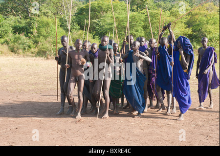 Donga stick lutte cérémonie, tribu Surma, Tulgit vallée de la rivière Omo, Ethiopie, Afrique du Sud Banque D'Images