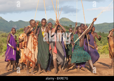 Donga stick lutte cérémonie, tribu Surma, Tulgit vallée de la rivière Omo, Ethiopie, Afrique du Sud Banque D'Images