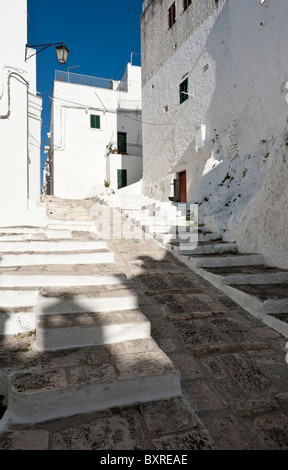 Rue en pente à Ostuni, Pouilles, Italie Banque D'Images