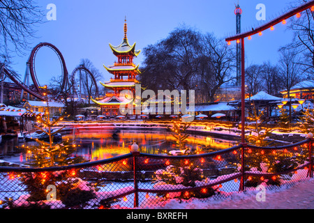 Le restaurant lumineux de Noël tour chinois dans Tivoli Copenhague Banque D'Images