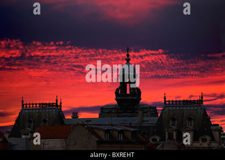 La toiture de l'hôtel de ville de Vichy dans le cadre d'un ciel rougeoyant (France). La toiture de l' hôtel de ville de Vichy sous un ciel rougeoyant. Banque D'Images