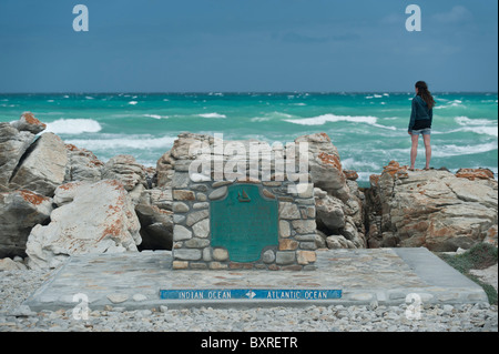 Le Monument à cap Agulhas qui marque la ligne de démarcation entre les océans Atlantique et Indien. L'Afrique du Sud, d'Overberg Banque D'Images