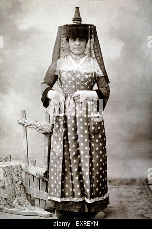 Portrait complet de la femme française en costume folklorique traditionnel ou folklorique, ou Costume folklorique de Mâcon, Bourgogne, France centrale (c1900) Banque D'Images