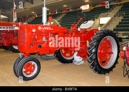 Tracteur FARMALL antiques sur l'affichage à une foire agricole. Banque D'Images