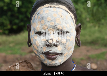 Les jeunes Surma wpman avec peintures corporelles et les oreilles déformées, Kibish, vallée de la rivière Omo, en Ethiopie du sud Banque D'Images
