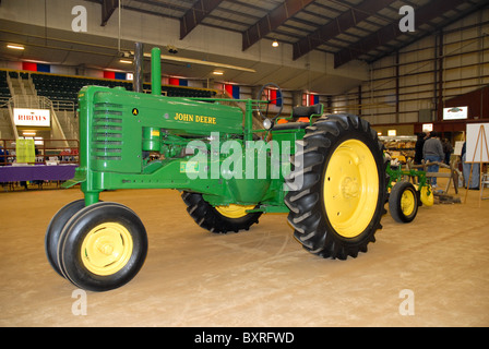 Meubles anciens à un tracteur John Deere Farm Show Banque D'Images