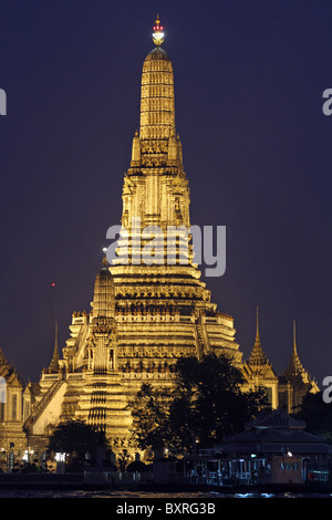Le prang au Wat Arun, Temple de l'aube illuminée la nuit à Bangkok, Thaïlande Banque D'Images