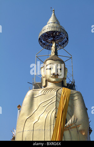 Statue du Bouddha d'or de Wat Intharawihan, le plus grand temple du Bouddha debout à Bangkok, Thaïlande Banque D'Images