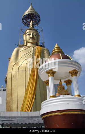 Statue du Bouddha d'or de Wat Intharawihan, le plus grand temple du Bouddha debout à Bangkok, Thaïlande Banque D'Images