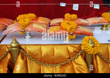 L'épargne pour des moines au temple Wat Saket, le Mont d'or à Bangkok, Thaïlande Banque D'Images