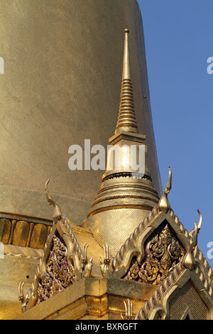 Phra Siratana Chedi stupa doré au Wat Phra Kaeo (Kaew) Temple complexe du Temple du Bouddha d'Émeraude à Bangkok Banque D'Images